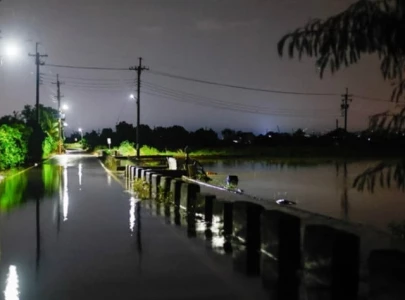 torrential rains lash karachi heavy showers continue across the city